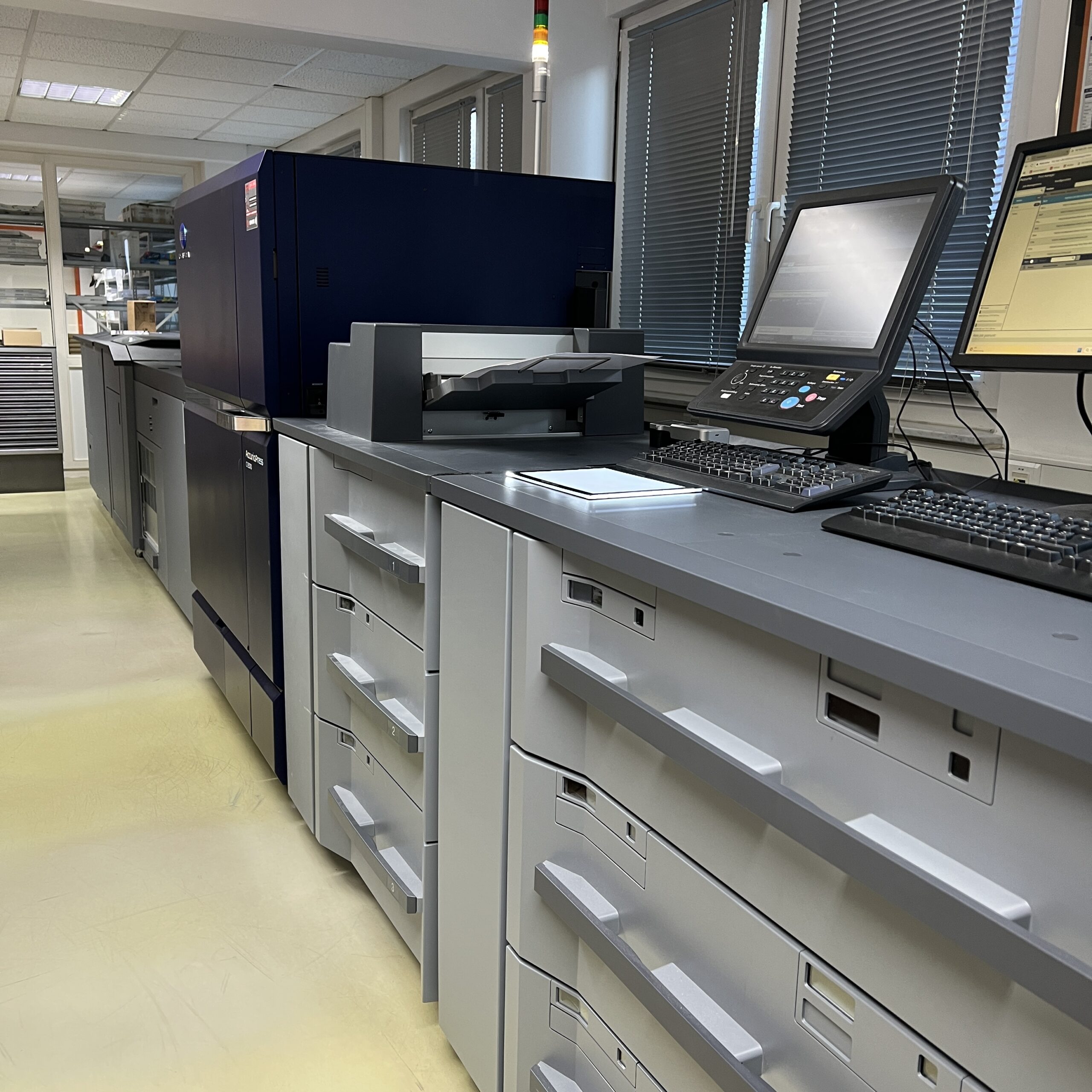 Digitale Druckmaschine mit Bedienpult in einer Druckerei