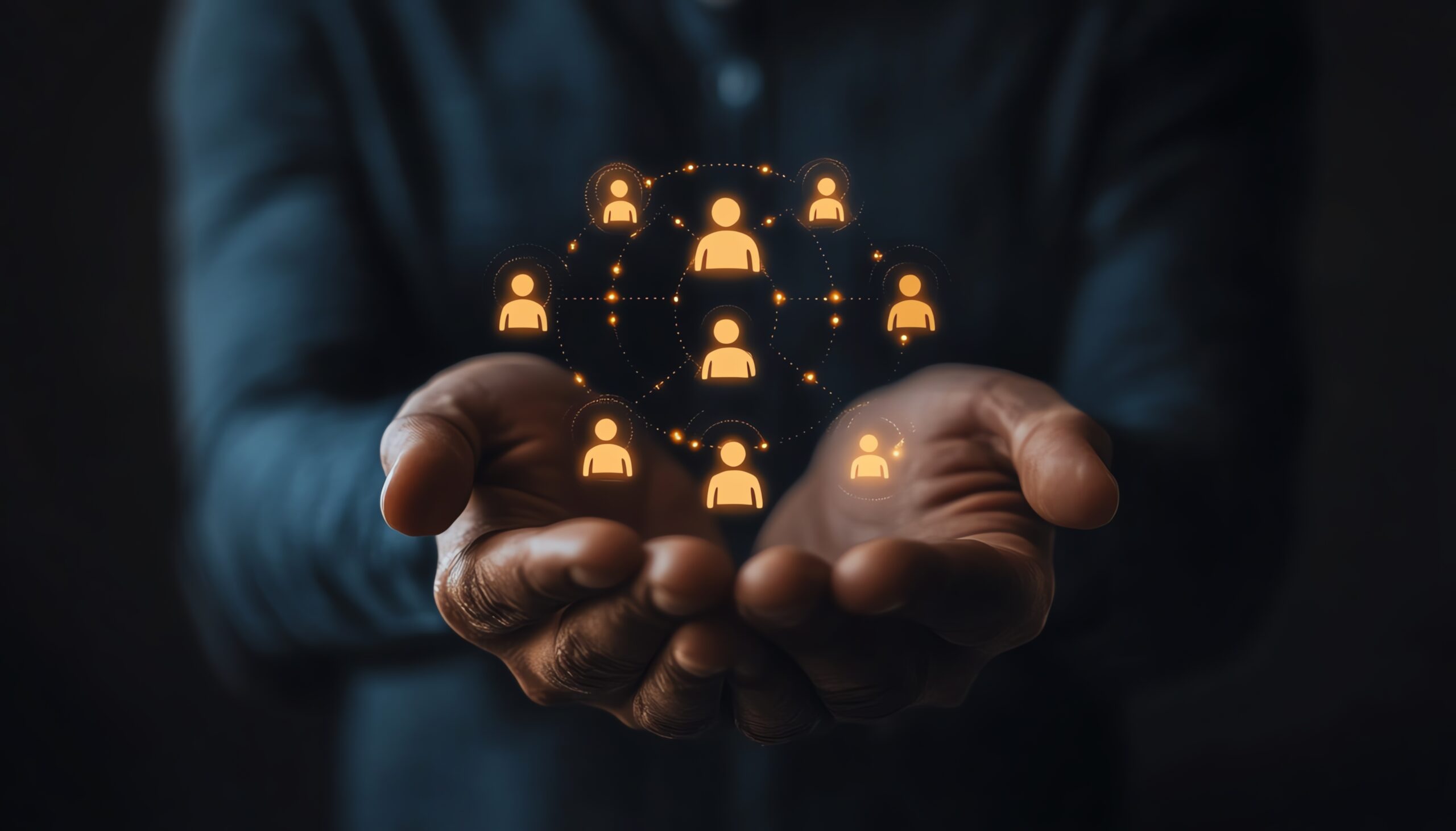 Vernetzte Personen-Symbole in warmem Licht stehen für Zusammenarbeit.