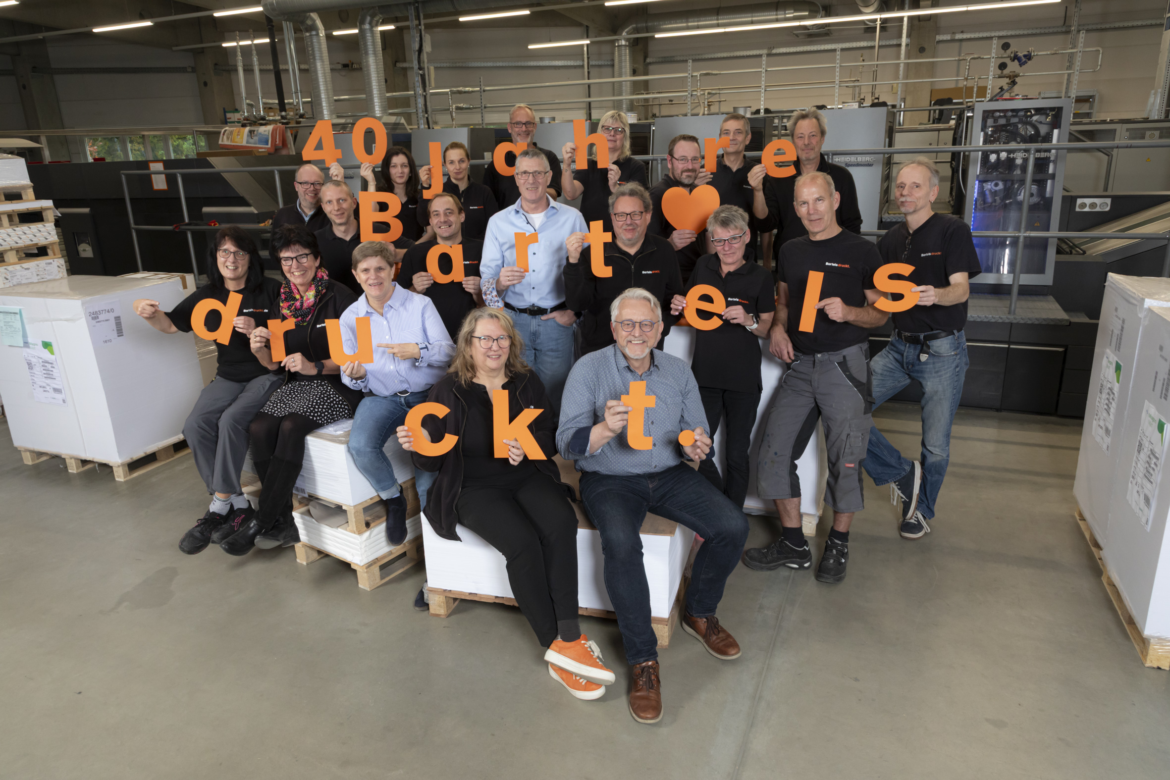 Team von Bartels Druck gemeinsam in der Druckproduktion