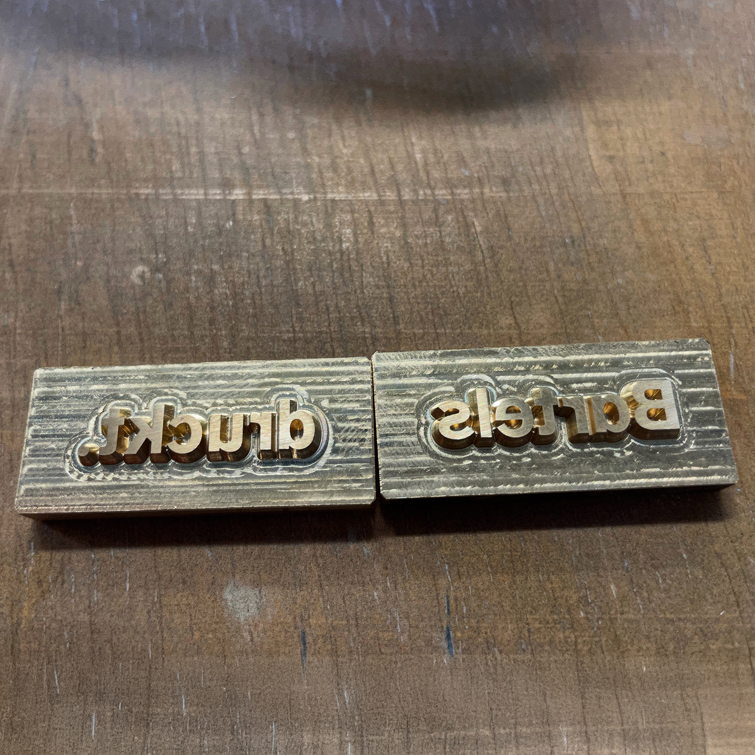 Prägestempel mit Schriftzug „Bartels druckt.“ für Druckveredelung