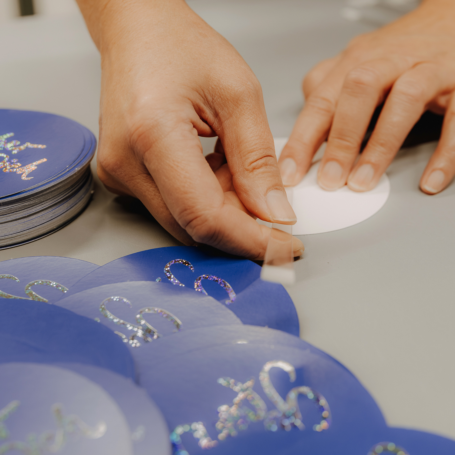 Manuelle Verarbeitung runder Aufkleber mit glänzender Schrift