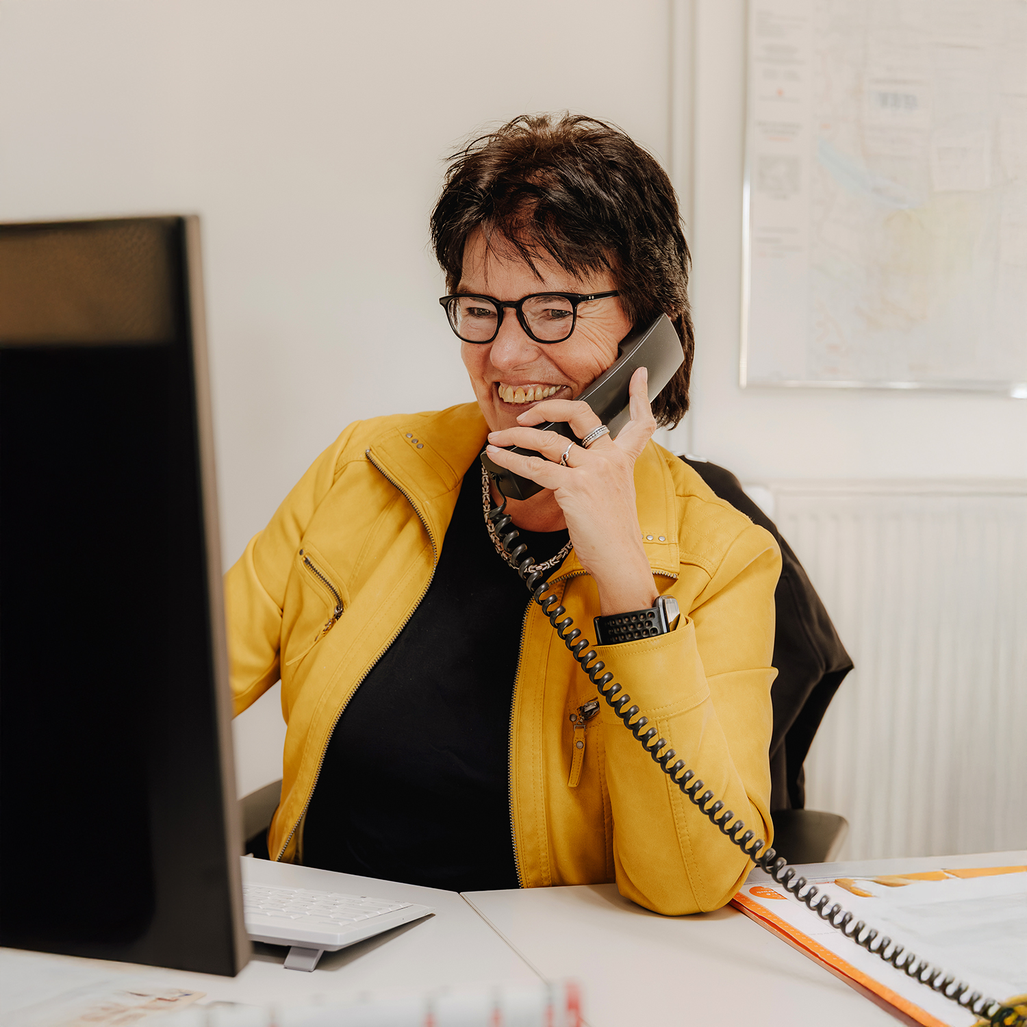 Mitarbeiterin am Arbeitsplatz im Büro von Bartels Druck