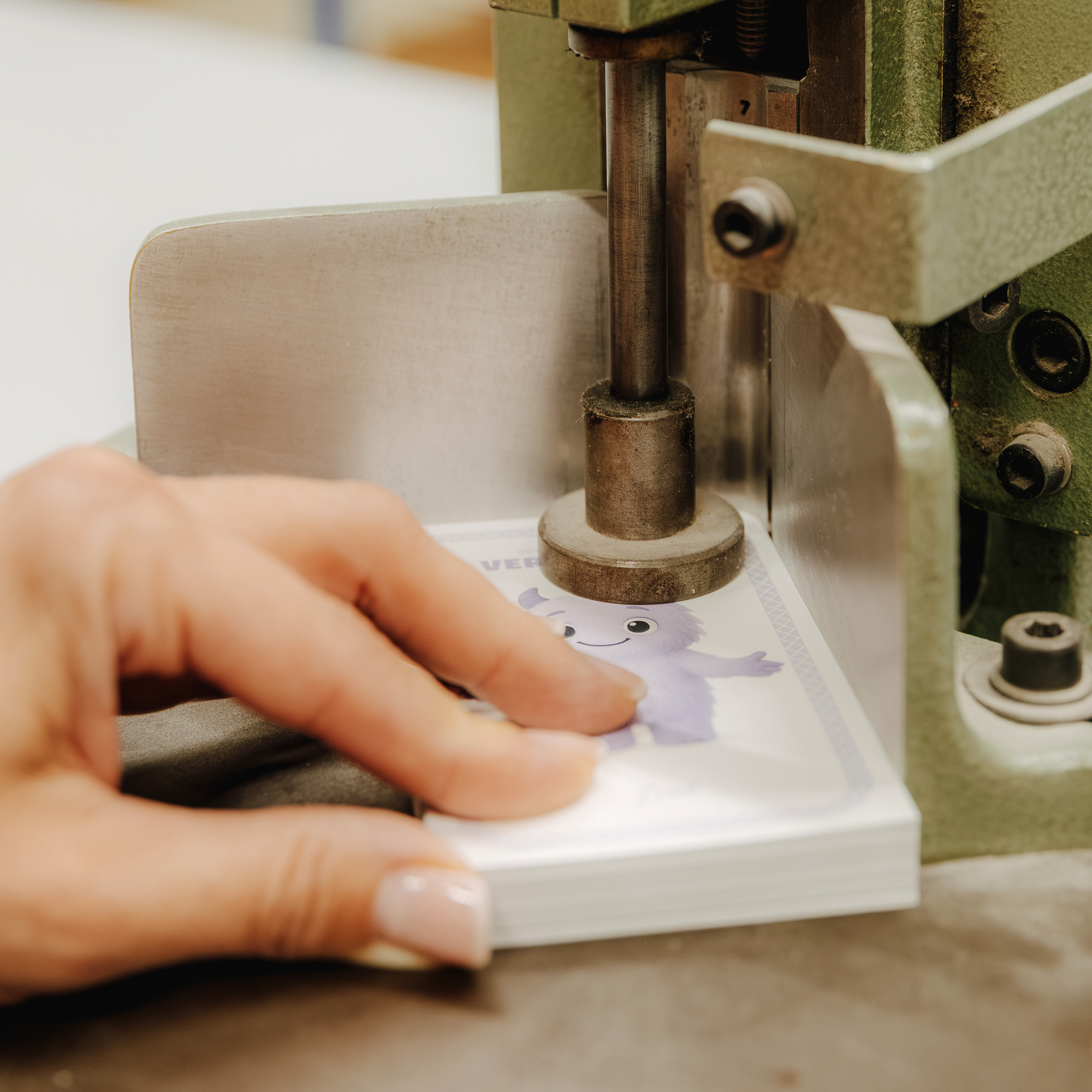 Gedruckte Bögen werden maschinell über eine Förder- und Anschlagmechanik transportiert