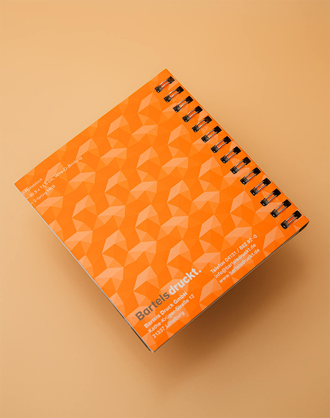 Messgerät zur Farbkontrolle auf PSO-Testchart im Drucksaal