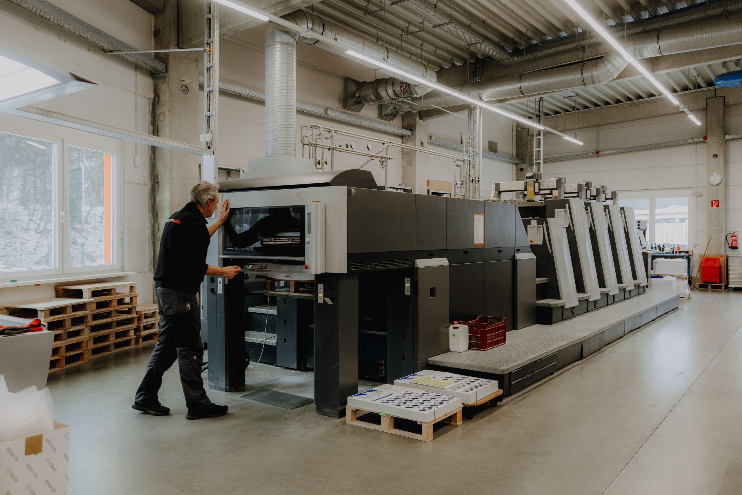 Heidelberg Bogenoffset-Druckmaschine im Einsatz in der Druckproduktion