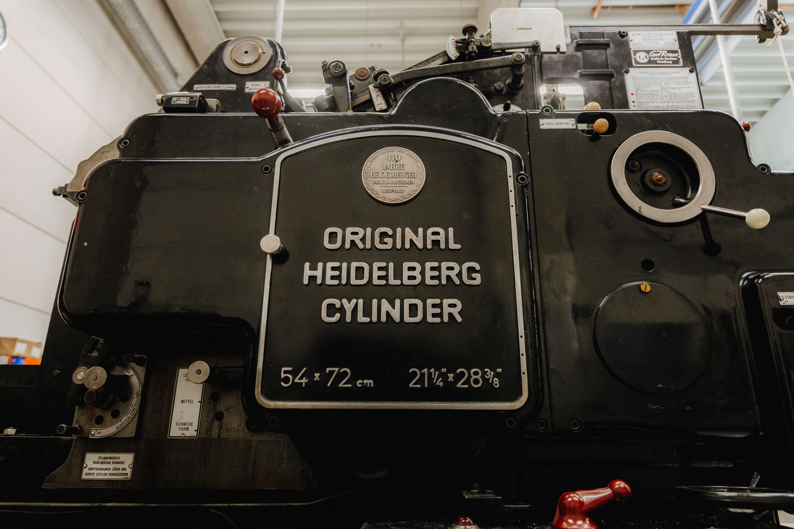 Druckmaschine mit Zylinder und Druckplatten im Produktionsbereich