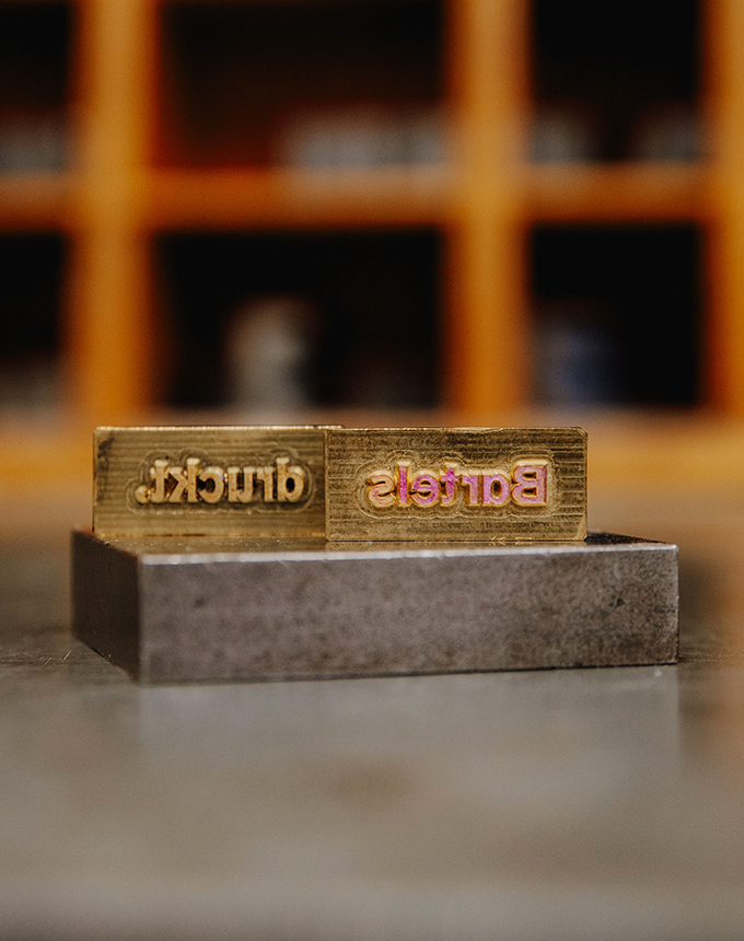 Prägestempel mit Schriftzug „Bartels druckt.“ für Druckveredelung