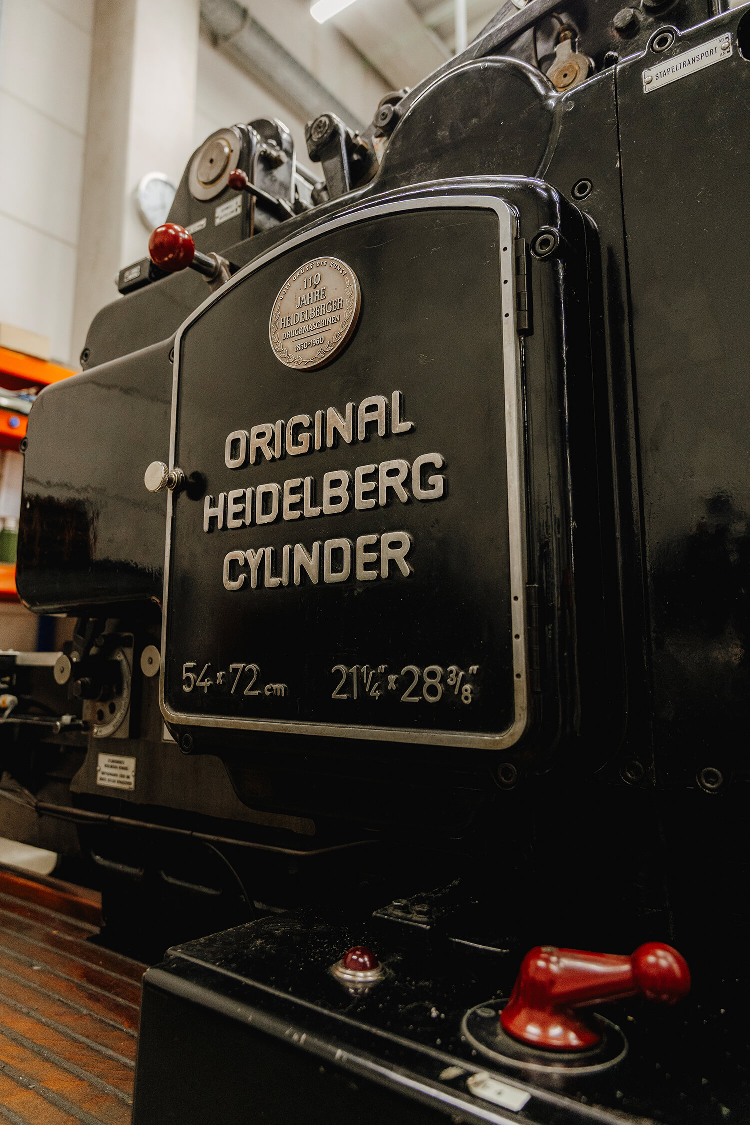 Druckmaschine mit Zylinder und Druckplatten im Produktionsbereich
